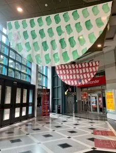 Arte en el shopping. Dos grandes lienzos de Viallat penden en el hall de paseo Alcorta.