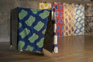 Quién es Claude Viallat, el vanguardista francés cuyas obras sorprenden en el MACBA